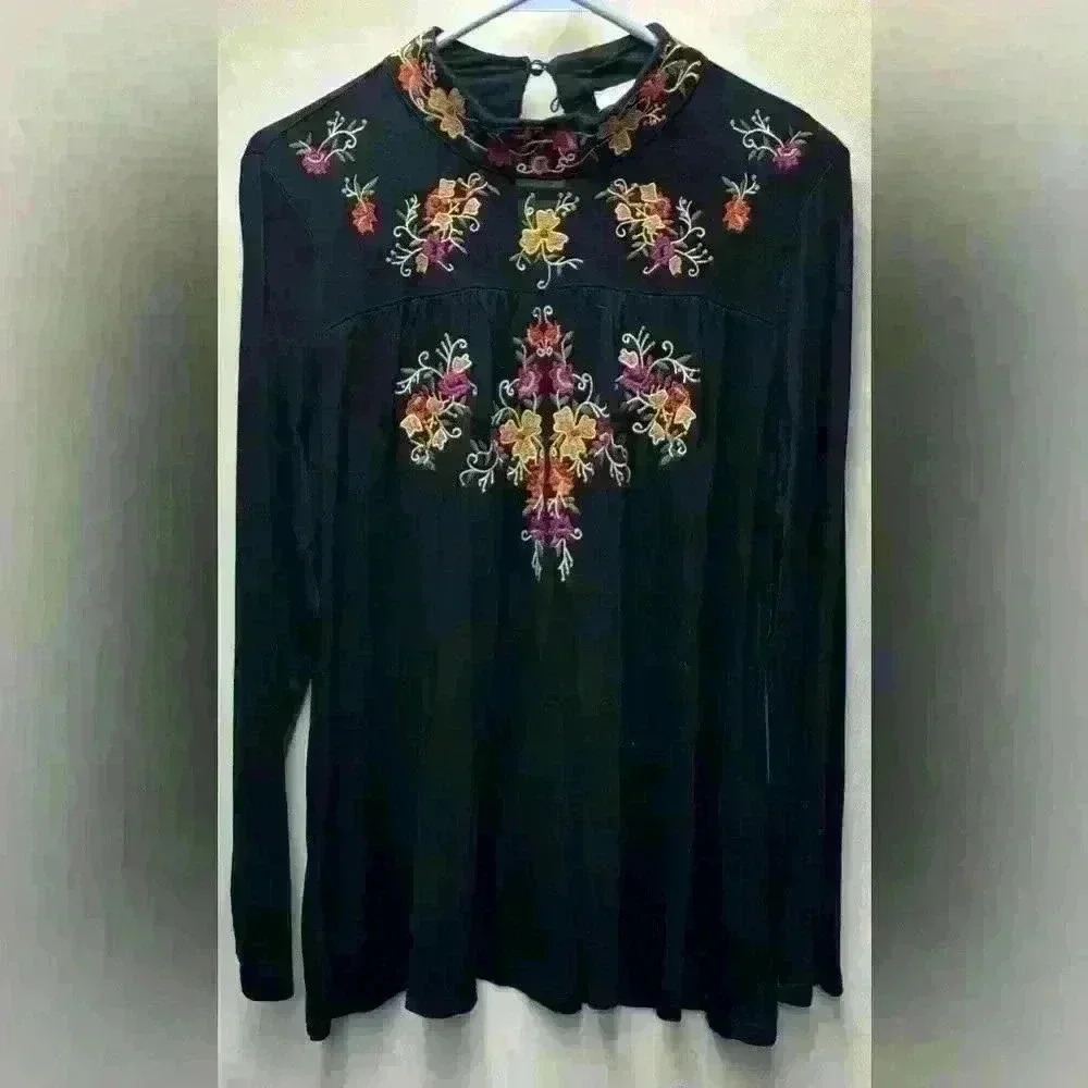 Cupio Long Sleeve Embroidered Top Size Medium Base Color Black